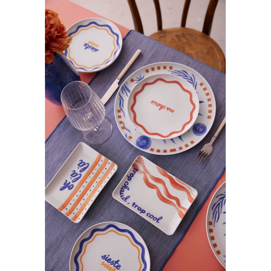 12-delars middagsservis i porslin, röd/blå/vit