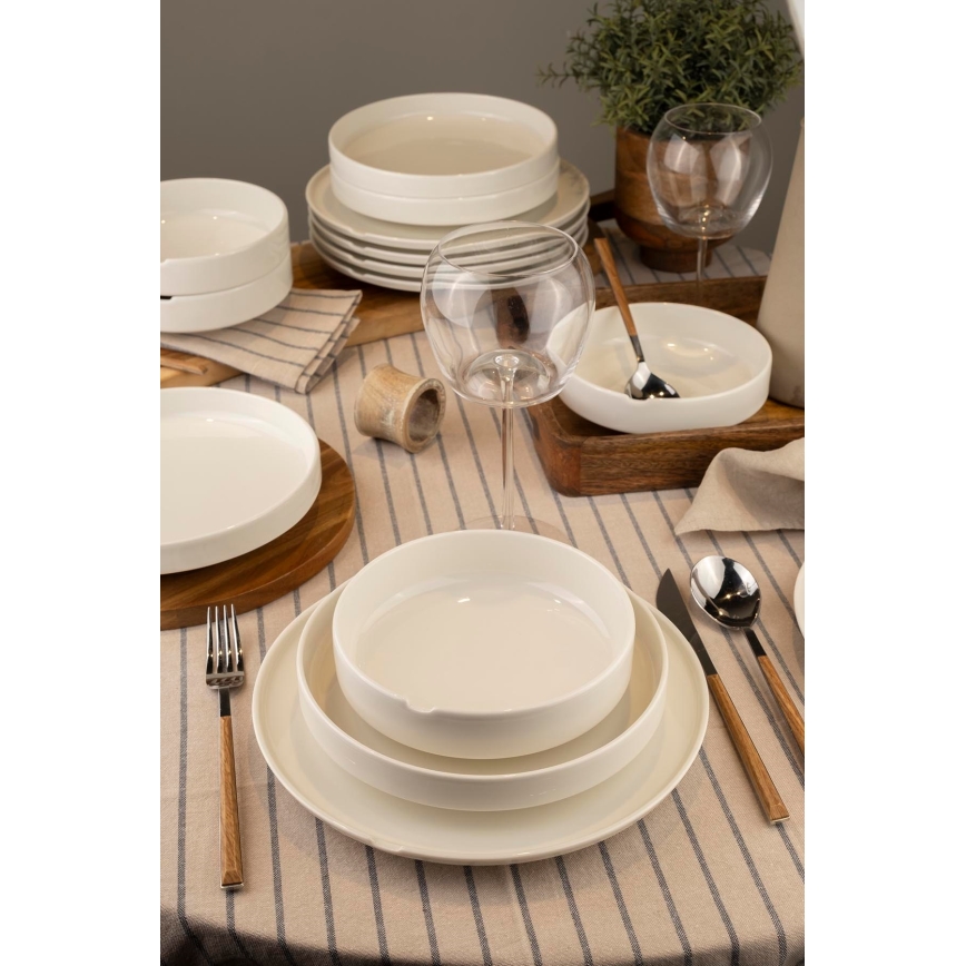 18-delars middagsservis i vitt porslin