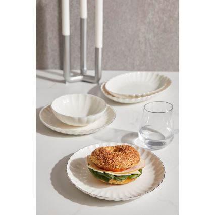 27-delars middagsservis i vitt porslin med gulddetaljer