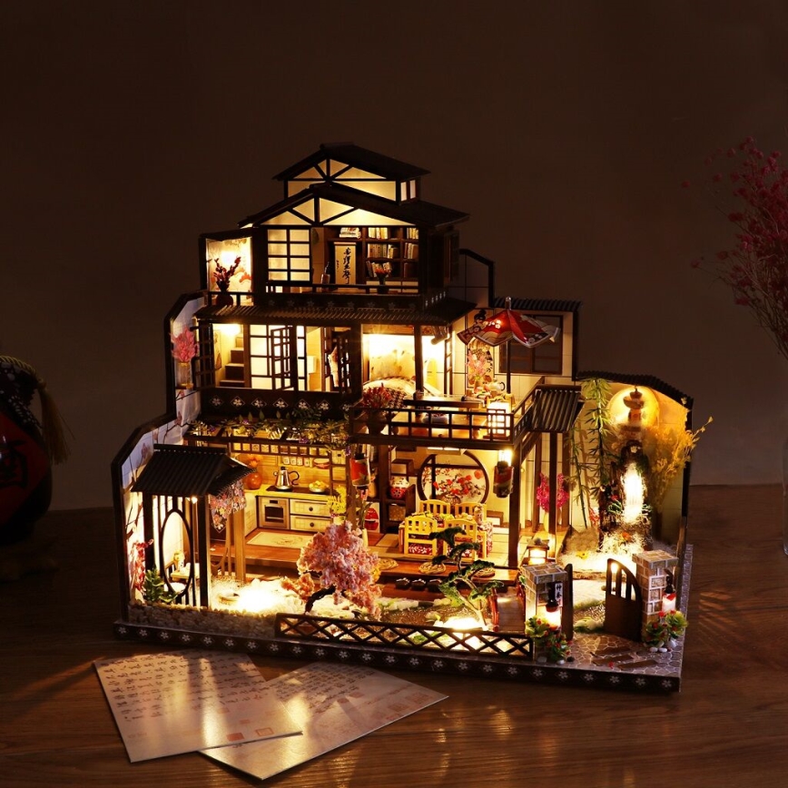 2Kids Toys - Miniatyr av lyxig sakuravilla med dockhus 2xAAA