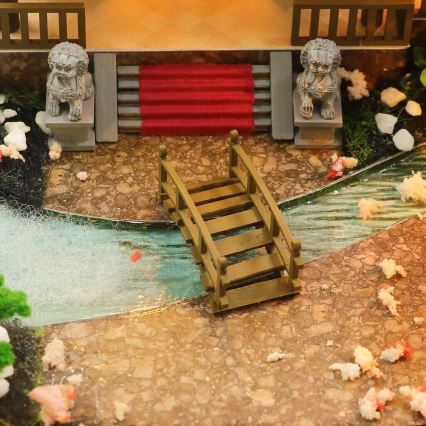 2Kids Toys - Miniatyr av sagovilla med hus 2xAAA