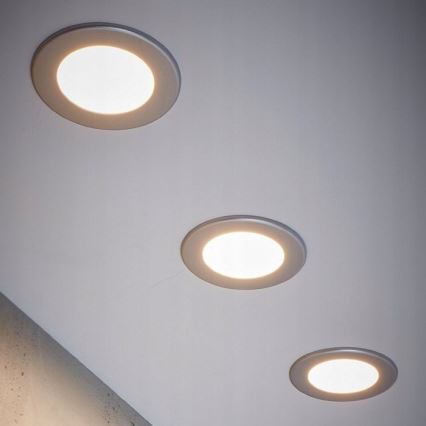 3-pack infällda LED-badrumsarmaturer LED/6W/230V IP44, silverfärgade