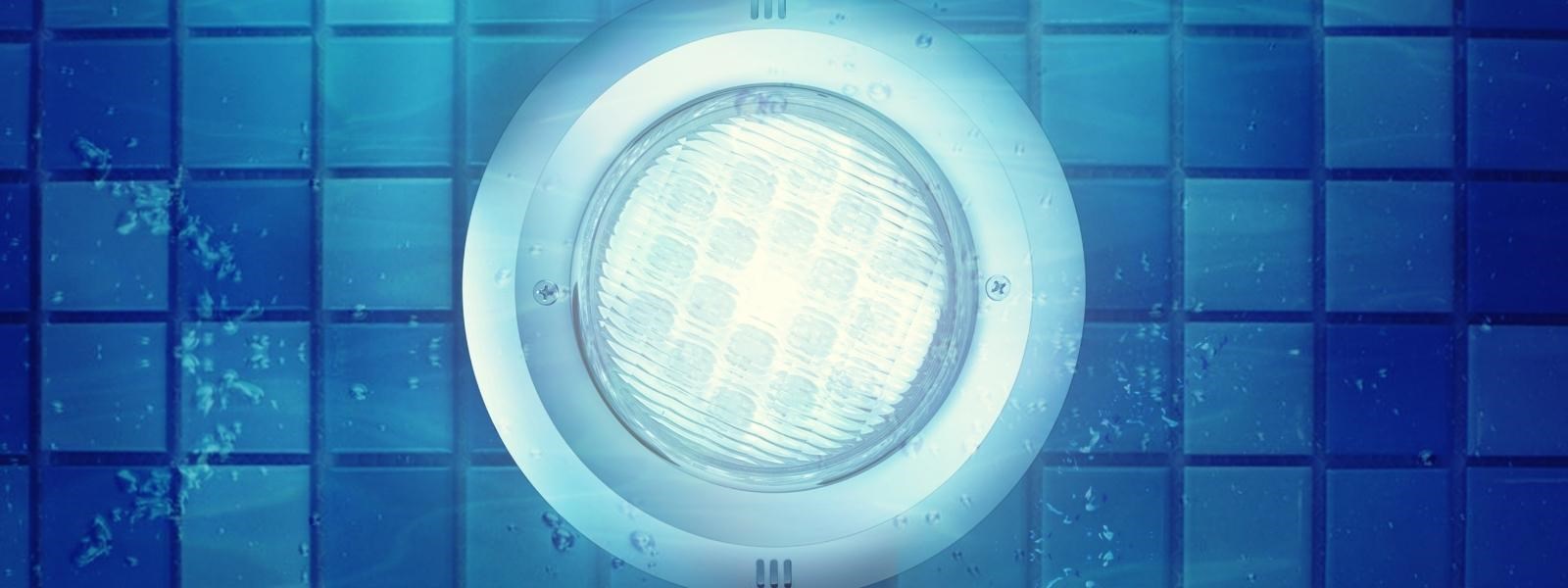 Pool som lyser med strålkastare