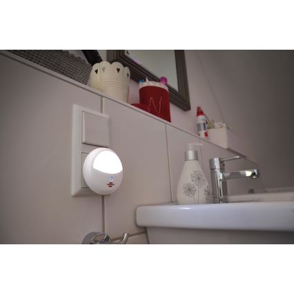 Brennenstuhl - LED orienteringslampa med sensor för vägguttag LED/0,85W/230V