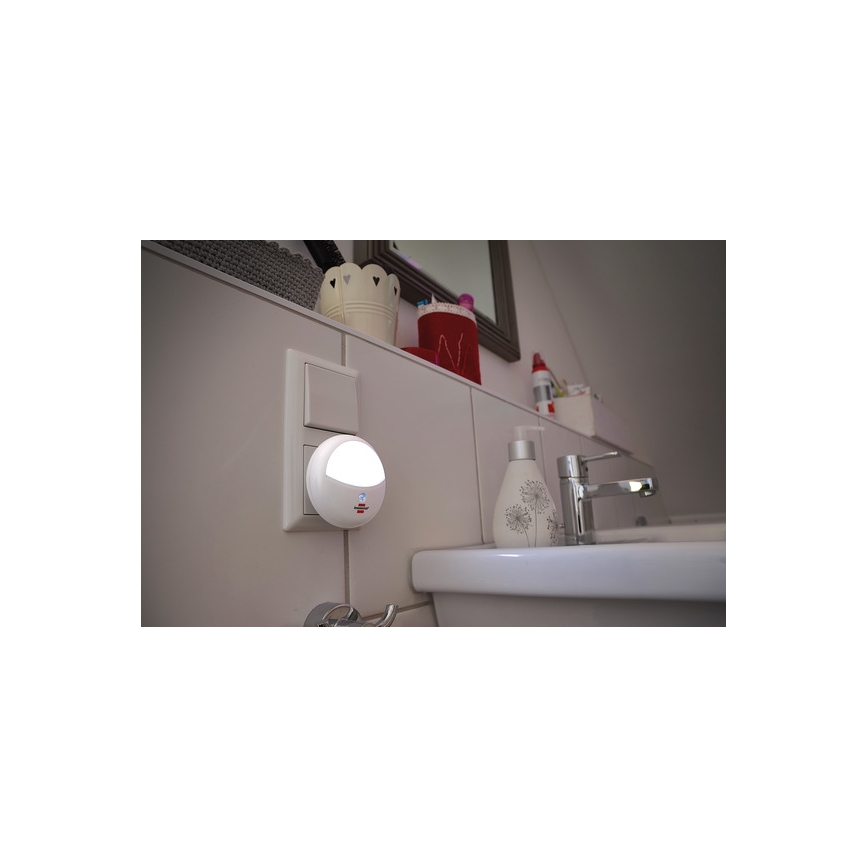 Brennenstuhl - LED orienteringslampa med sensor för vägguttag LED/0,85W/230V