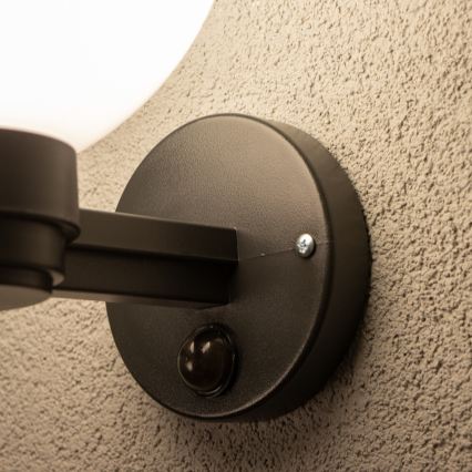 BRILAGI - Utomhusvägglampa med rörelsesensor HARBOR 1xE27/40W/230V IP33 svart/vit