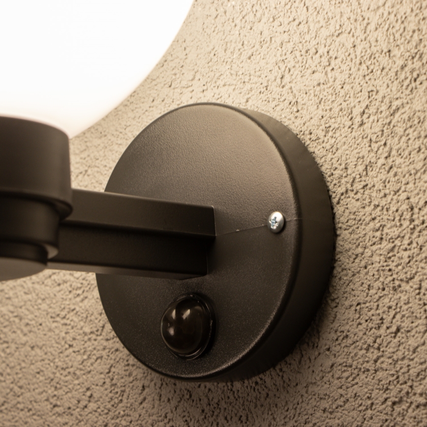 BRILAGI - Utomhusvägglampa med rörelsesensor HARBOR 1xE27/40W/230V IP33 svart/vit