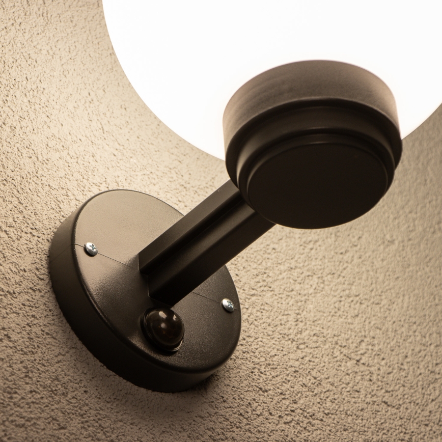 BRILAGI - Utomhusvägglampa med rörelsesensor HARBOR 1xE27/40W/230V IP33 svart/vit