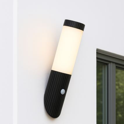 Brilliant - Utomhus vägglampa med sensor KALEO 1xE27/10W/230V IP44 svart