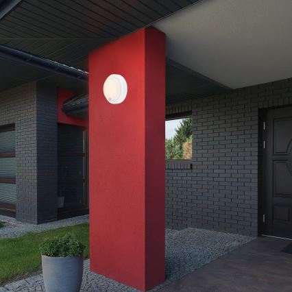 Brilo - Uppladdningsbar LED-utomhusvägglampa med sensor LED/4W/5V 4400 mAh IP44 vit