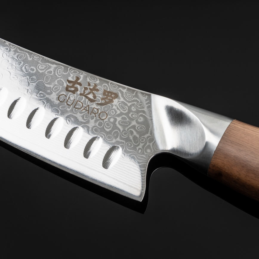 Gudaro - TAKUMI Santoku-kökskniv i damaskusstål 7, 67 lager, längd 17,5 cm, valnötshandtag