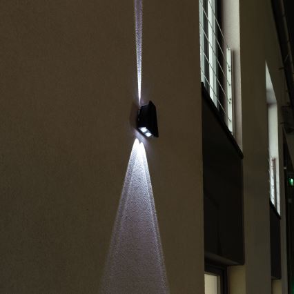 LED solcellsvägglampa med sensor LED/2W/5V IP54 1300 mAh