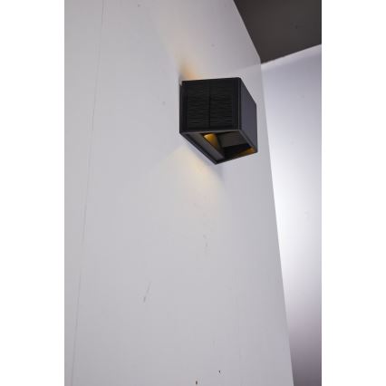 LED solcellsvägglampa med sensor LED/2W/5V IP54 1300 mAh