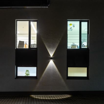 LED solcellsvägglampa med sensor LED/2W/5V IP54 1300 mAh