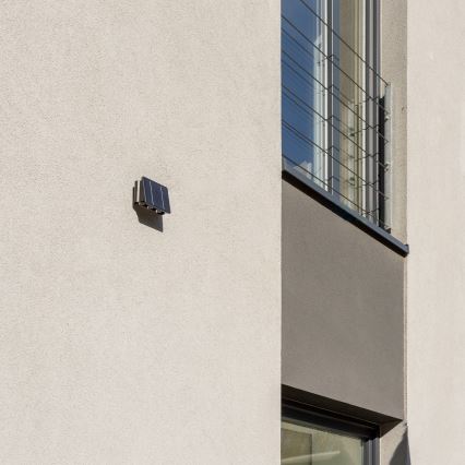 LED solcellsvägglampa med sensor LED/2W/5V IP54 1300 mAh