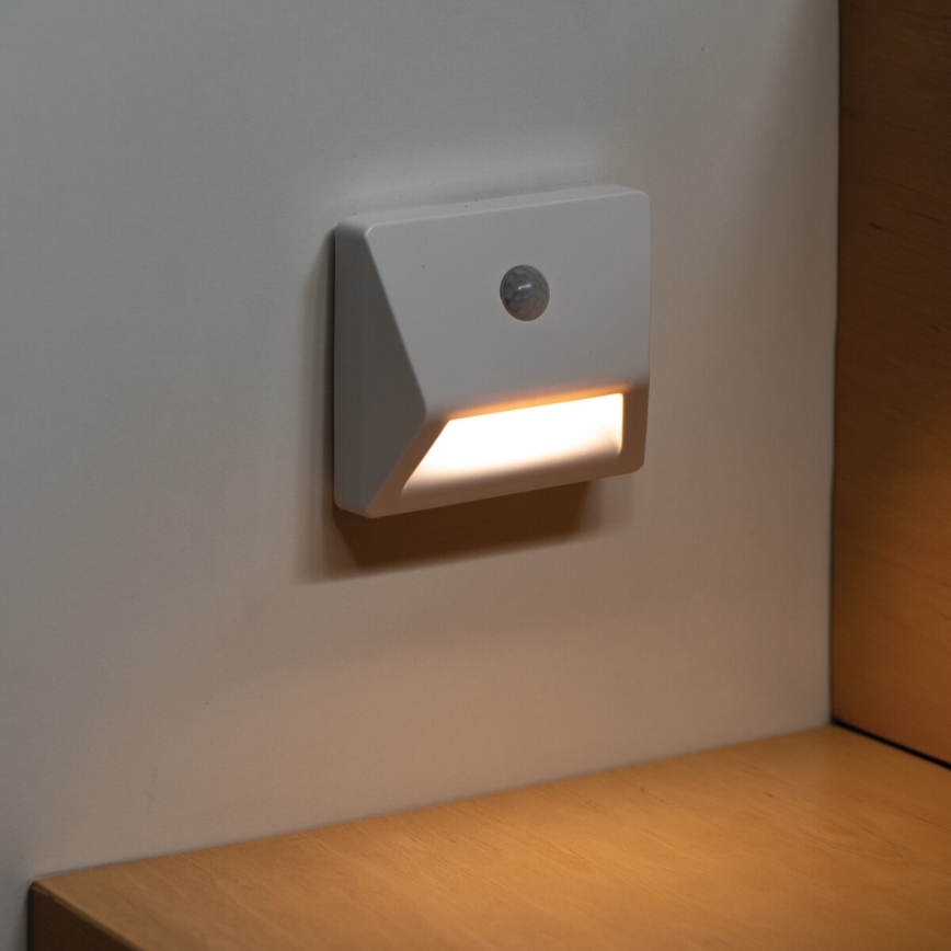 LED infälld armatur med rörelse- och skymningssensor IRS LED/0,3W/3xAAA IP54 vit
