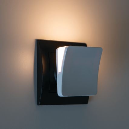 LED orienteringslampa med skymningssensor för vägguttag HOFI LED/0,28W/230V vit