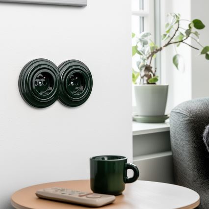 Kliklap - Dubbel retro vägguttag med ram, 230 V, grön