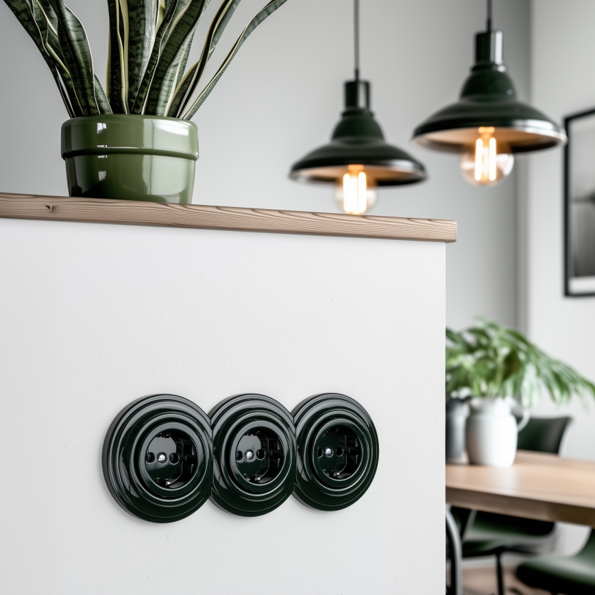 Kliklap - Tredubbel retro vägguttag för hemmet med ram SCHUKO 230 V, grön