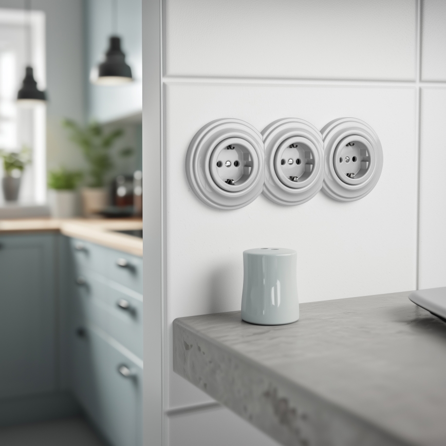 Kliklap - Trefaldigt retro vägguttag för hemmet med ram SCHUKO 230V i vit keramik