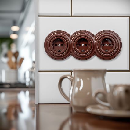 Kliklap - Trippel retro vägguttag för hemmet med ram SCHUKO 230 V, brun