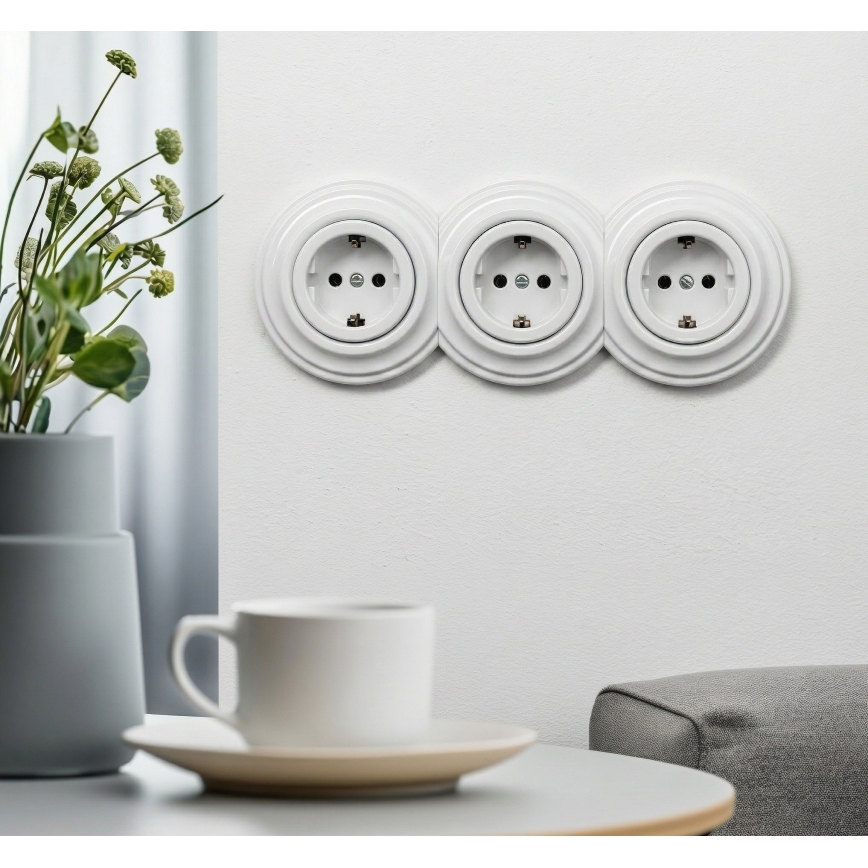 Kliklap - Trippel retro vägguttag med ram, SCHUKO 230 V, snövit