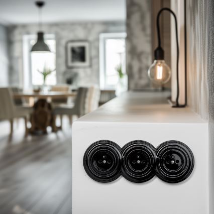 Kliklap - Trippelt retro vägguttag med ram 230 V, svart