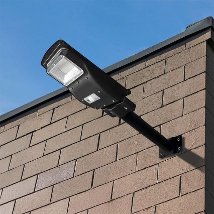 LED dimbar solcellsgatlykta med rörelse- och skymningssensor LED/6W/3,2V 6000K IP65 5000 mAh svart + fjärrkontroll