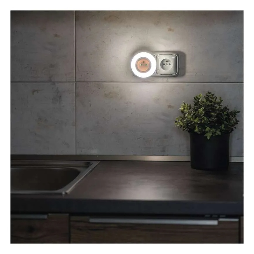 LED-nattlampa med sensor och uttag LED/0,3W/230V