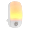 LED navigationslampa med stickkontakt med motion och skymningssensor LED/0,55W/230V vit