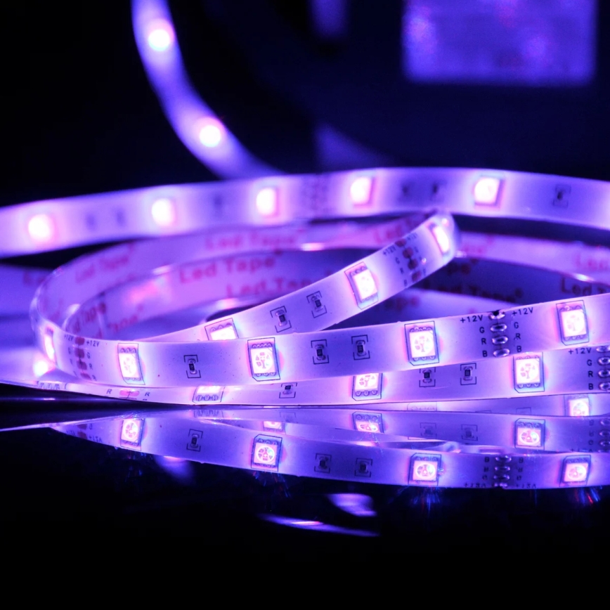 LED RGB Dimbart utomhusbelysningsband 5m LED/14W/12V IP65 + fjärrkontroll