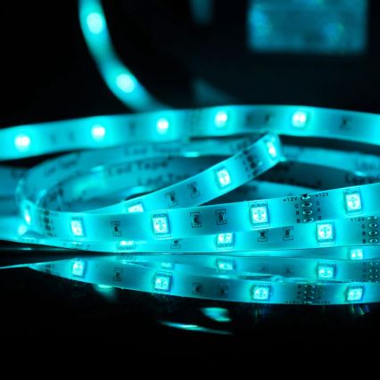 LED RGB Dimbart utomhusbelysningsband 5m LED/14W/12V IP65 + fjärrkontroll