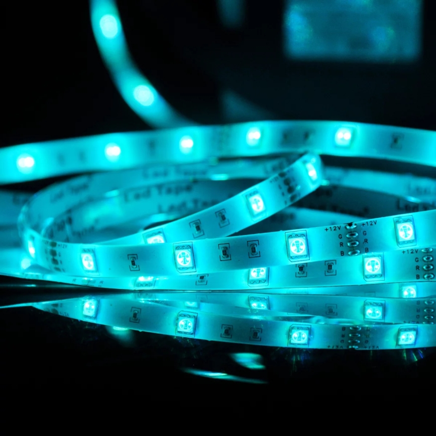 LED RGB Dimbart utomhusbelysningsband 5m LED/14W/12V IP65 + fjärrkontroll