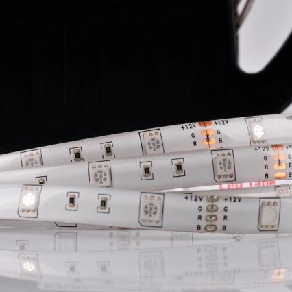 LED RGB Dimbart utomhusbelysningsband 5m LED/14W/12V IP65 + fjärrkontroll