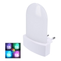 LED RGB Orienteringslampa med skymningssensor för vägguttag LED/0,5W/230V
