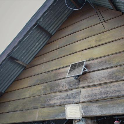 LED Utomhus ljusreglerad solcell strålkastare LED/6W/3,2V IP65 4000K 5000 mAh vit + fjärrkontroll