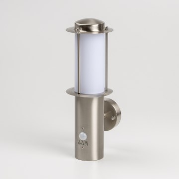 LED utomhusvägglampa med rörelsesensor 1xE27/4,9W/230V IP44 matt krom