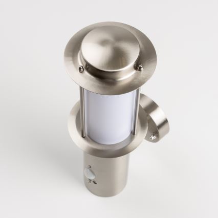 LED utomhusvägglampa med rörelsesensor 1xE27/4,9W/230V IP44 matt krom