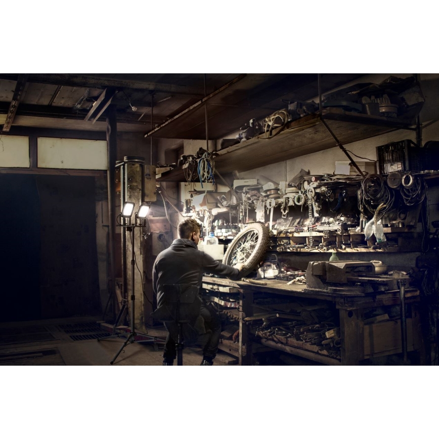 Ledvance - LED strålkastare för utomhusbruk med hållare WORKLIGHT TRIPOD 2xLED/30W/230V 6500K IP65