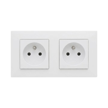 Legrand - Dubbel vägguttag för hemmet med ram NILOE STEP 250V vit