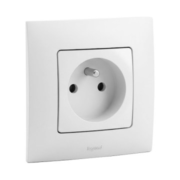 Legrand - Vägguttag för hemmabruk med ram NILOE 250V vit