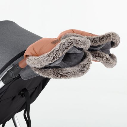 PETITE&MARS - SET Barnåkpåse 4-i-1 COMFY + handvärmare för barnvagn FURRY Pastel Peach