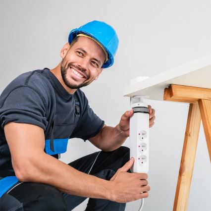 Förlängningskabel med bordsklämma, 3 uttag Typ E + 2x USB-A + 1x USB-C, 1,5 m, vit