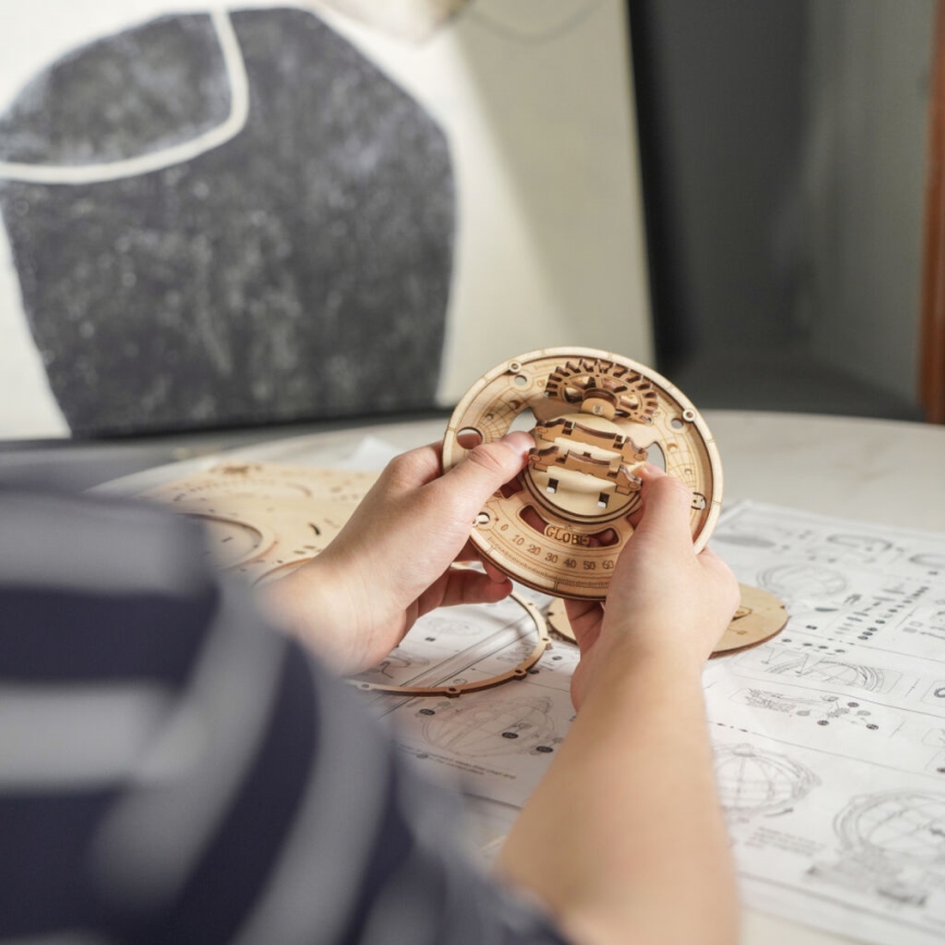 RoboTime - 3D Mekaniskt pussel i trä Glödande jordklot