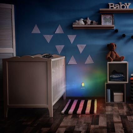 LED RGB Orienteringslampa med skymningssensor för vägguttag LED/0,5W/230V