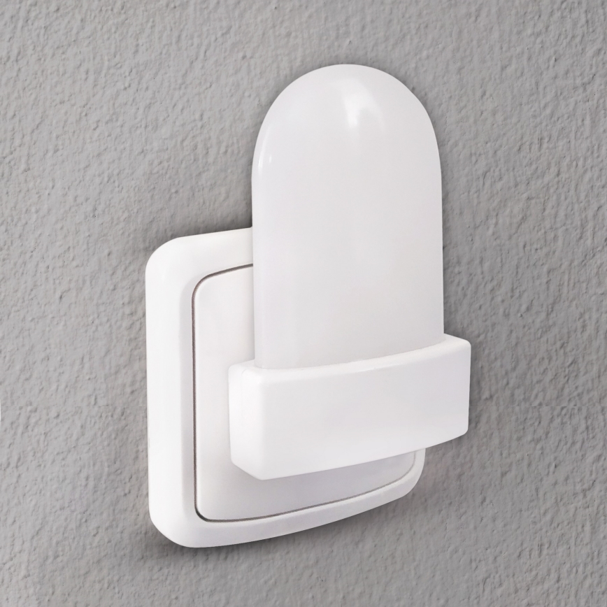 LED RGB Orienteringslampa med skymningssensor för vägguttag LED/0,5W/230V