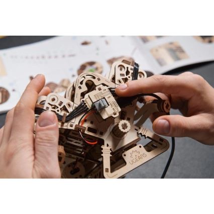 Ugears - 3D-mekaniskt träpussel V8-motor