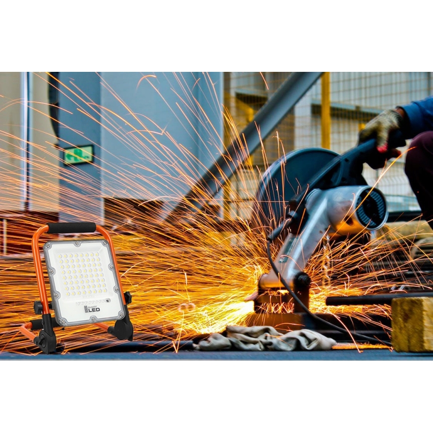 Uppladdningsbar LED-reflektor med stativ LED/30W/3,2V 4500K 5000 mAh IP65 orange