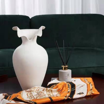 Vit keramisk vas 41,5 x 23 cm