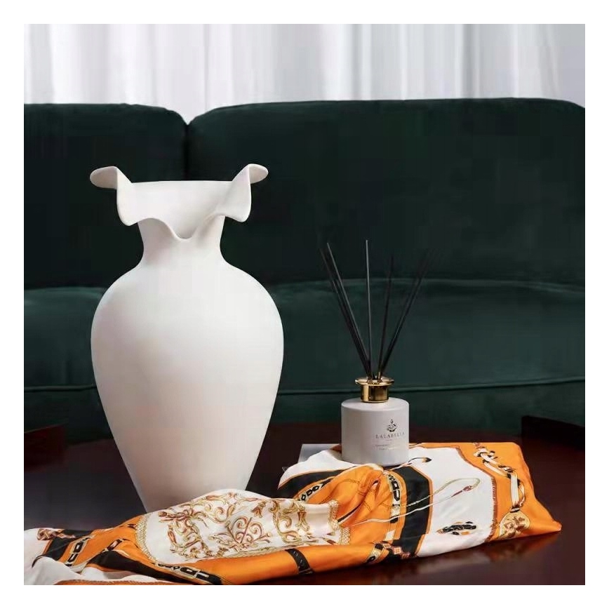 Vit keramisk vas 41,5 x 23 cm